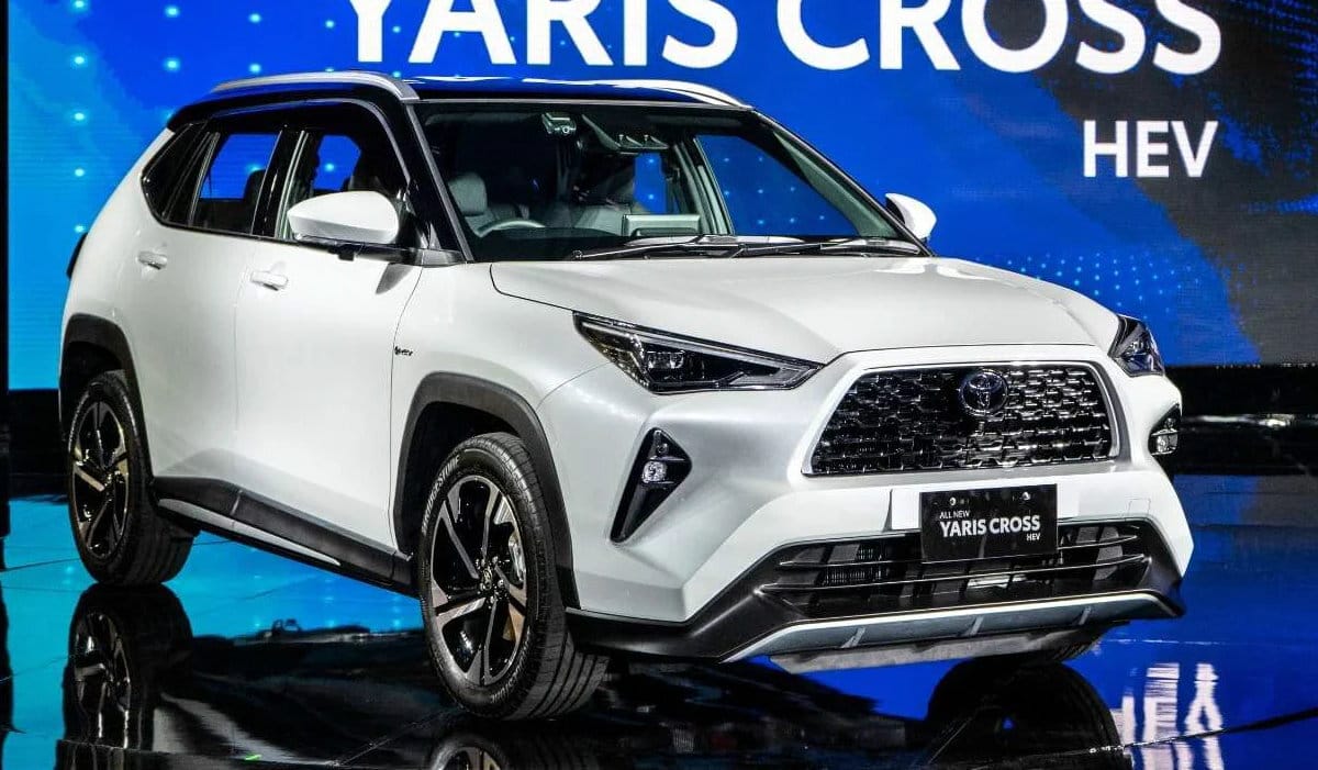 Toyota Yaris Hybrid 2023-2024 цена характеристики фотографии обзор